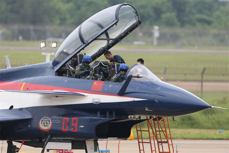 L'équipe de voltige aérienne ? 1er ao?t ? donne un spectacle lors du 13e Salon international d'aviation et d'aérospatiale de Chine