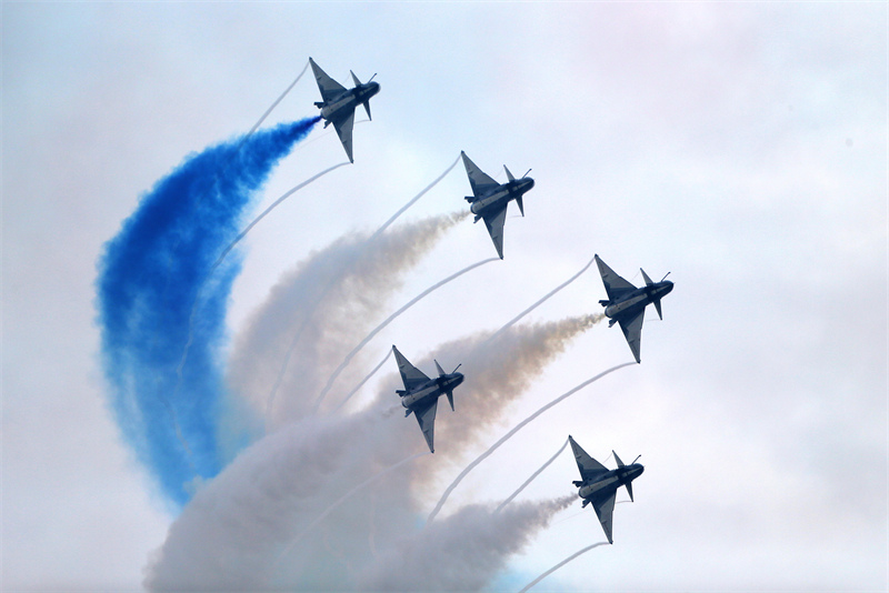 L'équipe de voltige aérienne ? 1er ao?t ? donne un spectacle lors du 13e Salon international d'aviation et d'aérospatiale de Chine