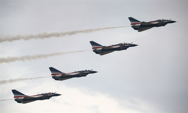 L'équipe de voltige aérienne ? 1er ao?t ? donne un spectacle lors du 13e Salon international d'aviation et d'aérospatiale de Chine