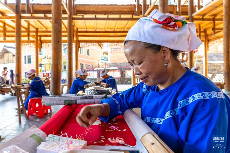 Tai Muxiang, brodeuse Dong : une nouvelle vie heureuse née de mains habiles