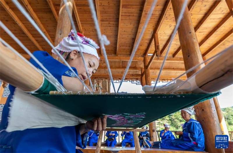 Tai Muxiang, brodeuse Dong : une nouvelle vie heureuse née de mains habiles