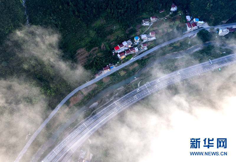 Comment une route stimule le développement du mont Jingshan, dans le Hubei