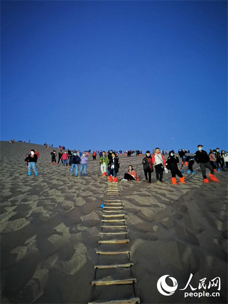 Le millénaire de Dunhuang : une longue histoire culturelle et une coexistence de sources et montagnes