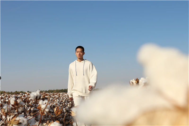 Un défilé de mode dans les champs de coton du Xinjiang