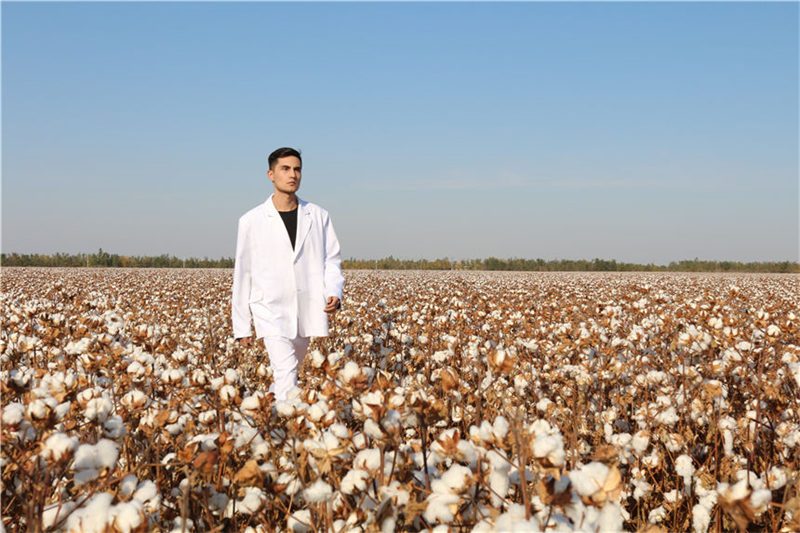 Un défilé de mode dans les champs de coton du Xinjiang