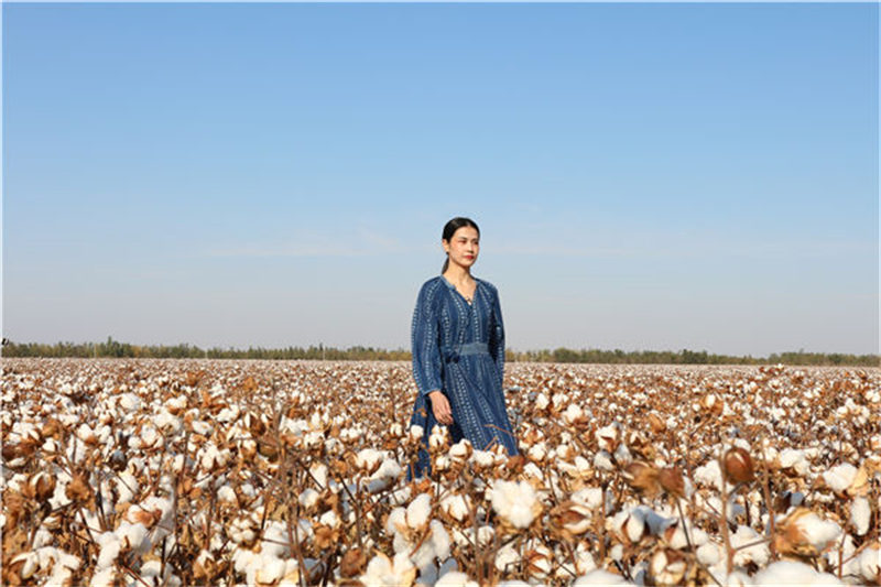 Un défilé de mode dans les champs de coton du Xinjiang