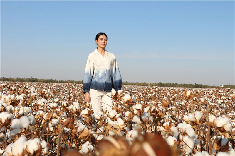 Un défilé de mode dans les champs de coton du Xinjiang