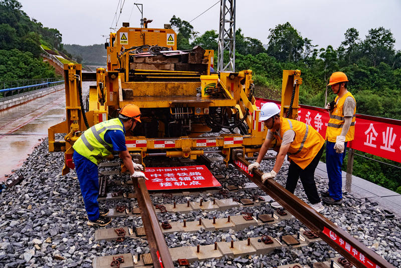 La pose des rails du chemin de fer Chine-Laos est terminée et la ligne sera mise en service cette année