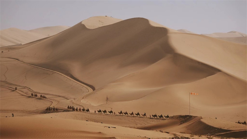 En photos : paysages désertiques du mont Mingsha et de la source du croissant à Dunhuang