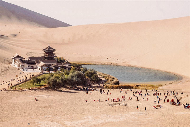 En photos : paysages désertiques du mont Mingsha et de la source du croissant à Dunhuang