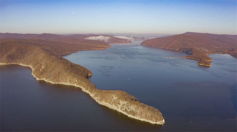 Fin d'automne dans le géoparc mondial de Jingpohu à Mudanjiang, dans le nord-est de la Chine