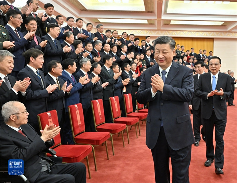 Xi Jinping remet le plus haut prix scientifique de la Chine à un concepteur d'avions et à un expert nucléaire