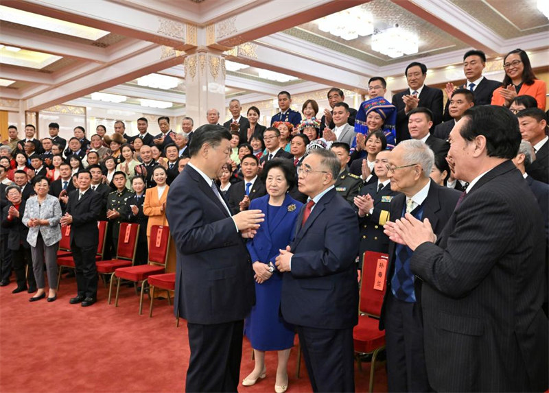 Xi Jinping rencontre des personnalités modèles en termes d'éthique