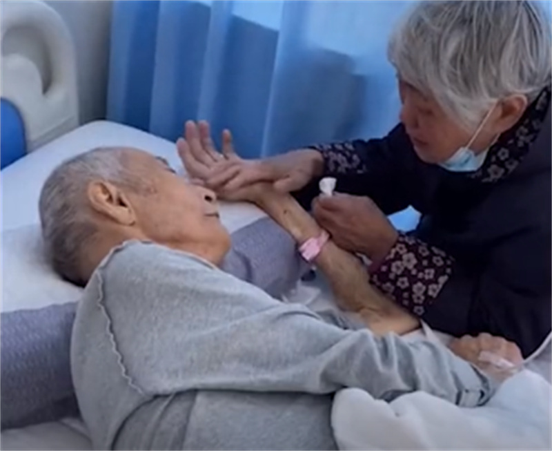 La scène d'un couple octogénaire devant ce lit d'h?pital est probablement le plus bel amour 