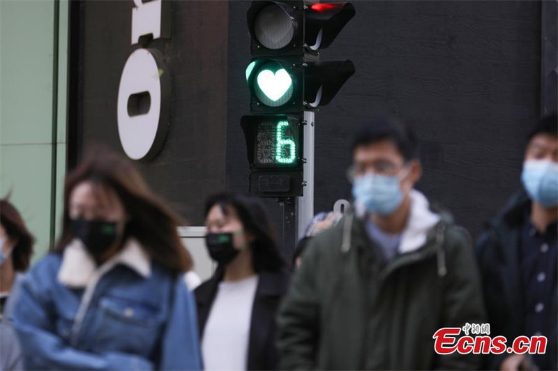 Un feu de circulation en forme de c?ur appara?t dans une rue de Beijing