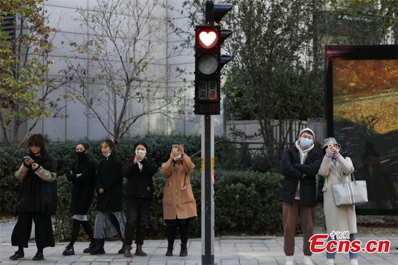 Un feu de circulation en forme de c?ur appara?t dans une rue de Beijing