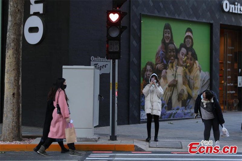 Un feu de circulation en forme de c?ur appara?t dans une rue de Beijing