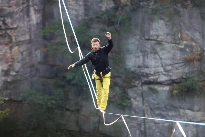 Les concurrents de slackline s'affrontent à 1 000 m d'altitude, au sommet des pics des forêts du site de Wulingyuan, dans le Hunan