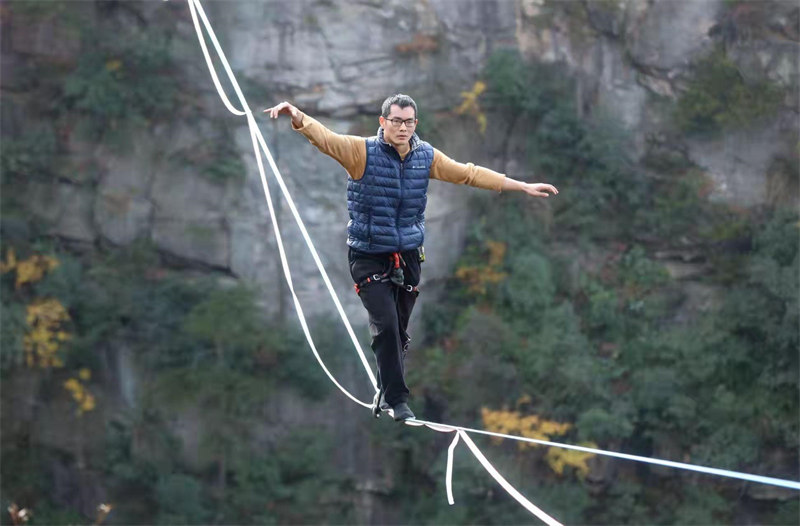 Les concurrents de slackline s'affrontent à 1 000 m d'altitude, au sommet des pics des forêts du site de Wulingyuan, dans le Hunan