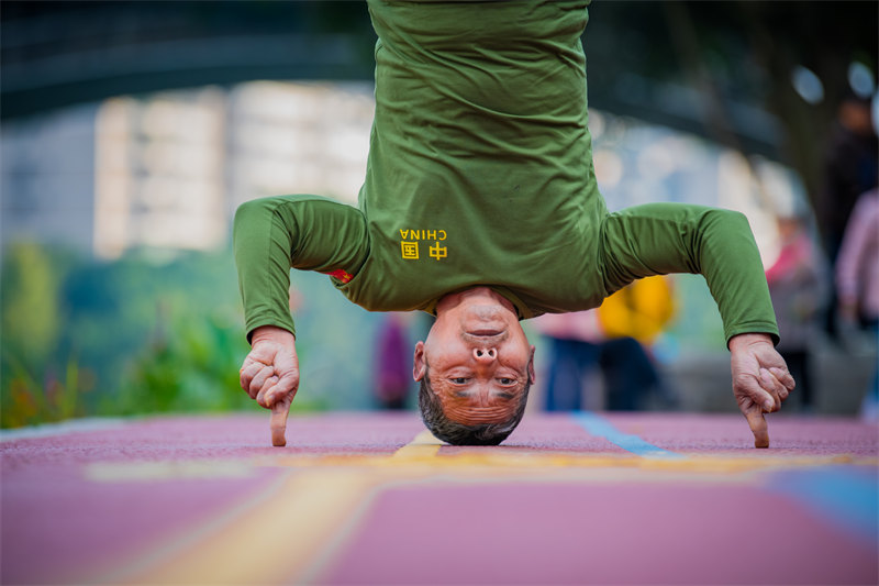 Chongqing : un grand-père cool avec des talents incroyables