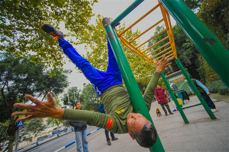 Chongqing : un grand-père cool avec des talents incroyables