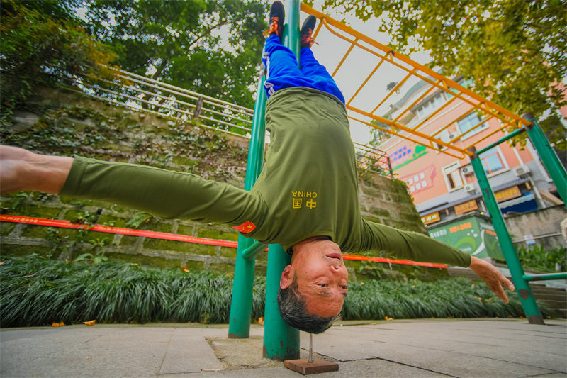 Chongqing : un grand-père cool avec des talents incroyables