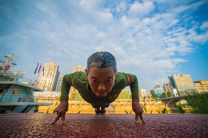 Chongqing : un grand-père cool avec des talents incroyables