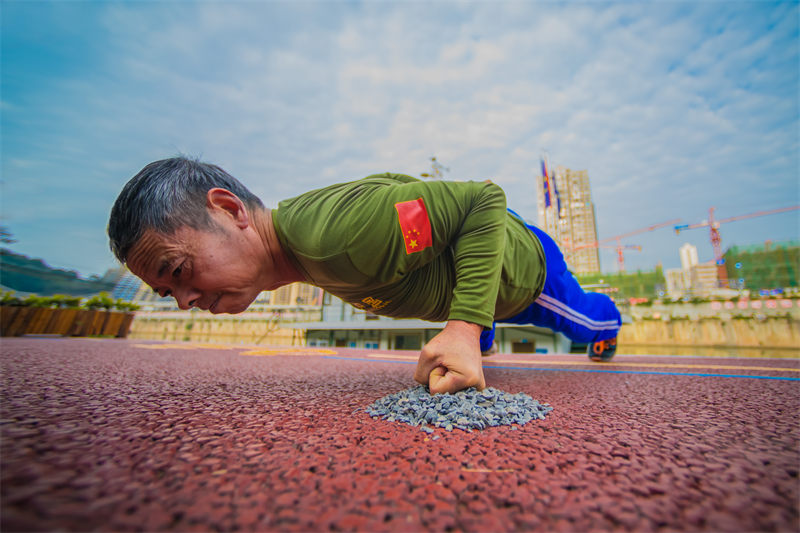 Chongqing : un grand-père cool avec des talents incroyables