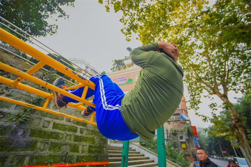 Chongqing : un grand-père cool avec des talents incroyables