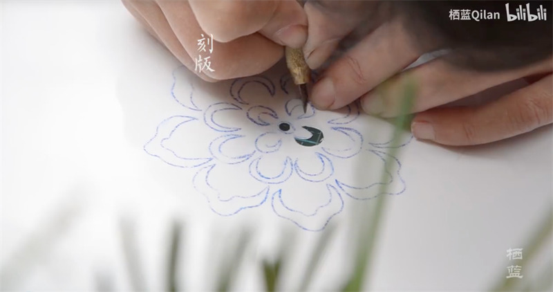 Apprendre à assortir les couleurs de la nature : une femme du Yunnan teint des Hanfu aux couleurs de la poésie chinoise