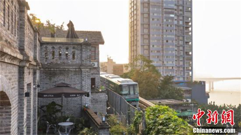 à Chongqing, un batiment centenaire est transformé en salon de thé, où le train léger peut ? fr?ler en passant ?