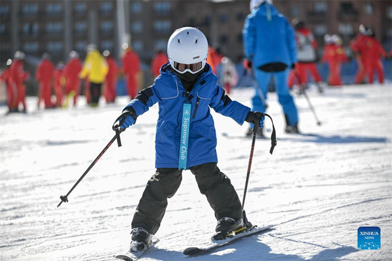 Les enfants s'amusent dans une station de ski du Jilin