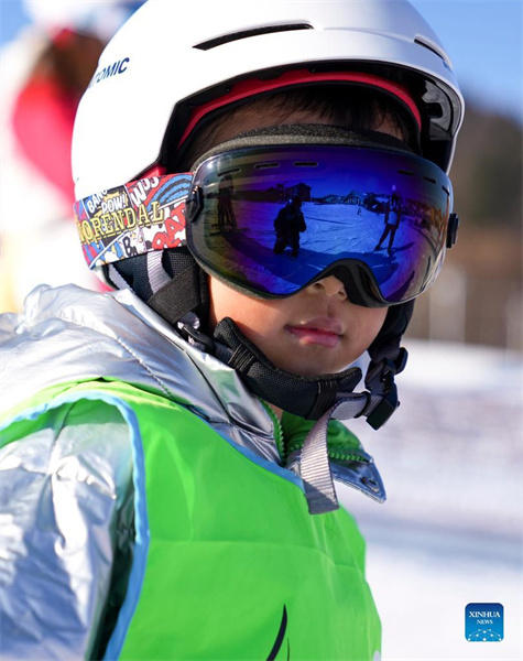 Les enfants s'amusent dans une station de ski du Jilin