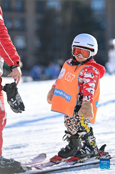 Les enfants s'amusent dans une station de ski du Jilin