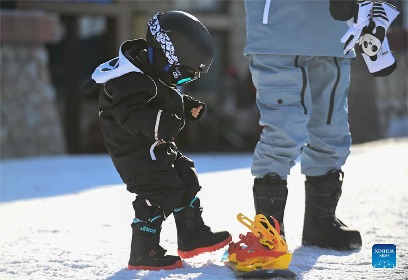 Les enfants s'amusent dans une station de ski du Jilin