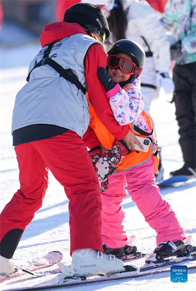 Les enfants s'amusent dans une station de ski du Jilin