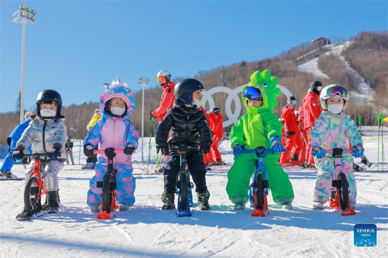 Les enfants s'amusent dans une station de ski du Jilin