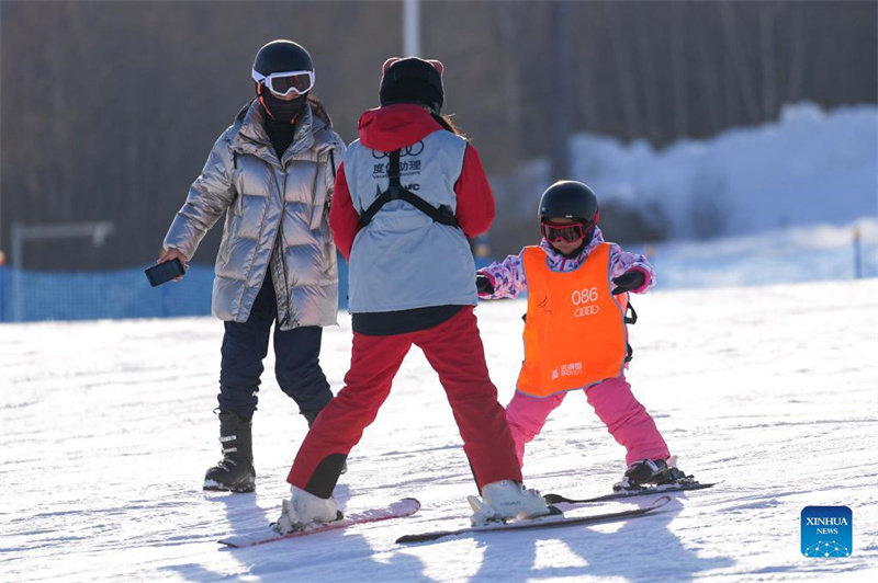 Les enfants s'amusent dans une station de ski du Jilin