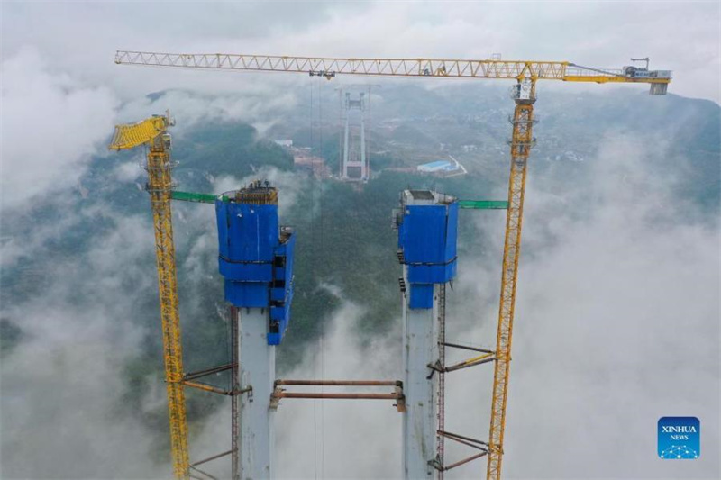 La tour principale du grand pont de la rivière Tongzi dans le Guizhou a re?u son toit