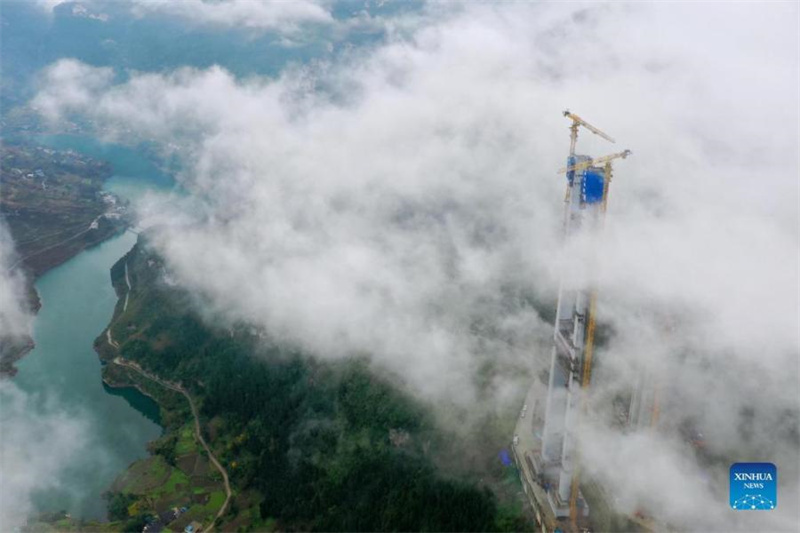 La tour principale du grand pont de la rivière Tongzi dans le Guizhou a re?u son toit