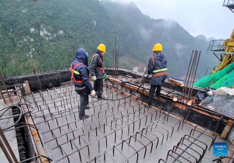 La tour principale du grand pont de la rivière Tongzi dans le Guizhou a re?u son toit