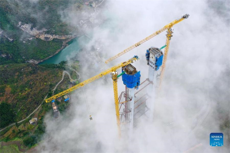 La tour principale du grand pont de la rivière Tongzi dans le Guizhou a re?u son toit