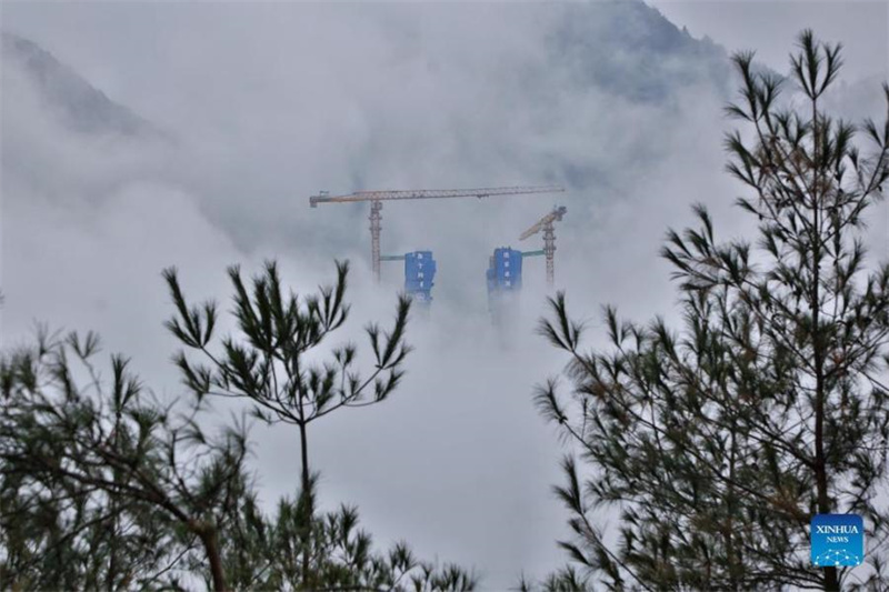 La tour principale du grand pont de la rivière Tongzi dans le Guizhou a re?u son toit