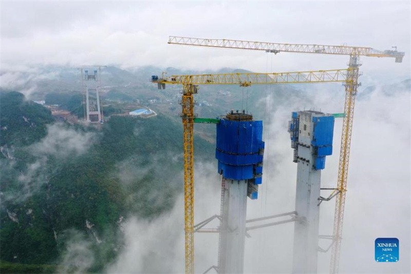 La tour principale du grand pont de la rivière Tongzi dans le Guizhou a re?u son toit