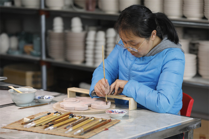 Les peintures ajoutent du charme à la porcelaine Ru du Henan