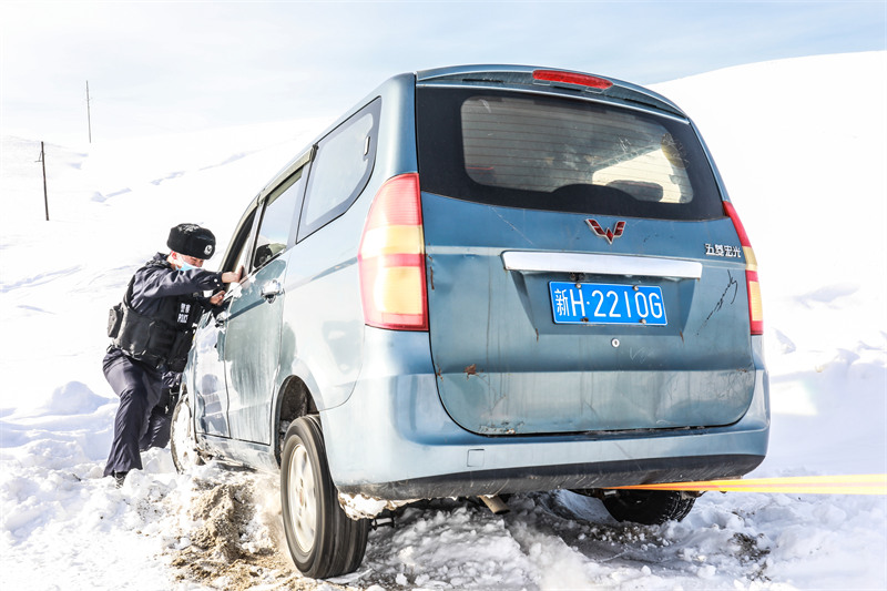 Un sauvetage de voiture dans la neige à Fuyun, dans le Xinjiang