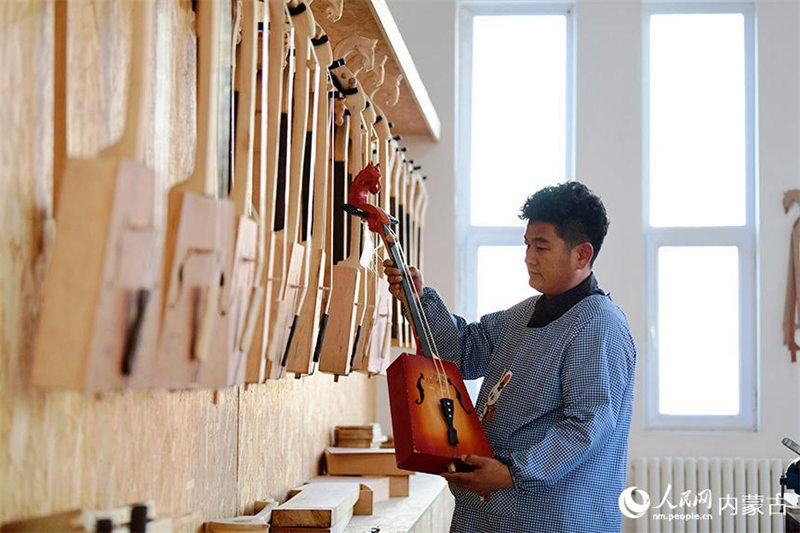 La fabrication d'instruments de musique, une nouvelle voie pour le développement de l'enseignement professionnel en Mongolie intérieure