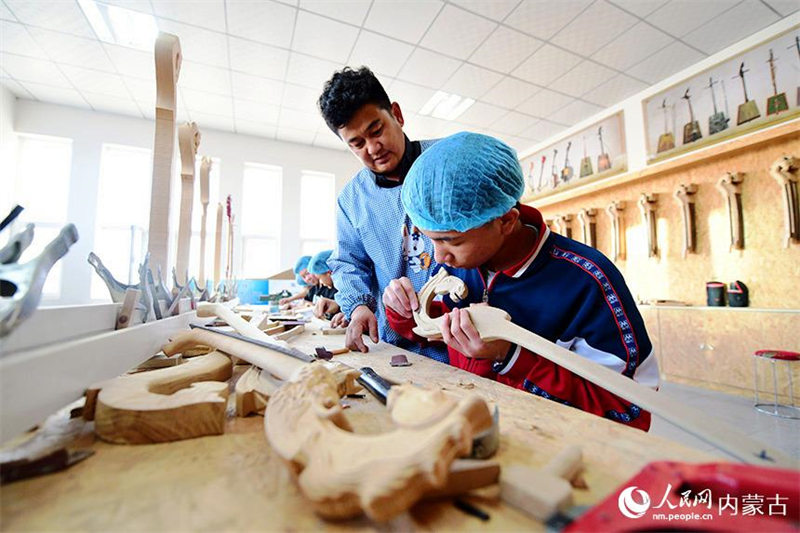 La fabrication d'instruments de musique, une nouvelle voie pour le développement de l'enseignement professionnel en Mongolie intérieure