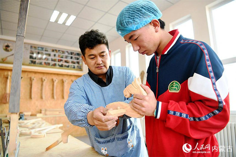 La fabrication d'instruments de musique, une nouvelle voie pour le développement de l'enseignement professionnel en Mongolie intérieure