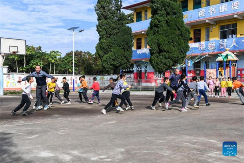 Des frères enseignants dévoués à l'éducation rurale dans le Guangxi